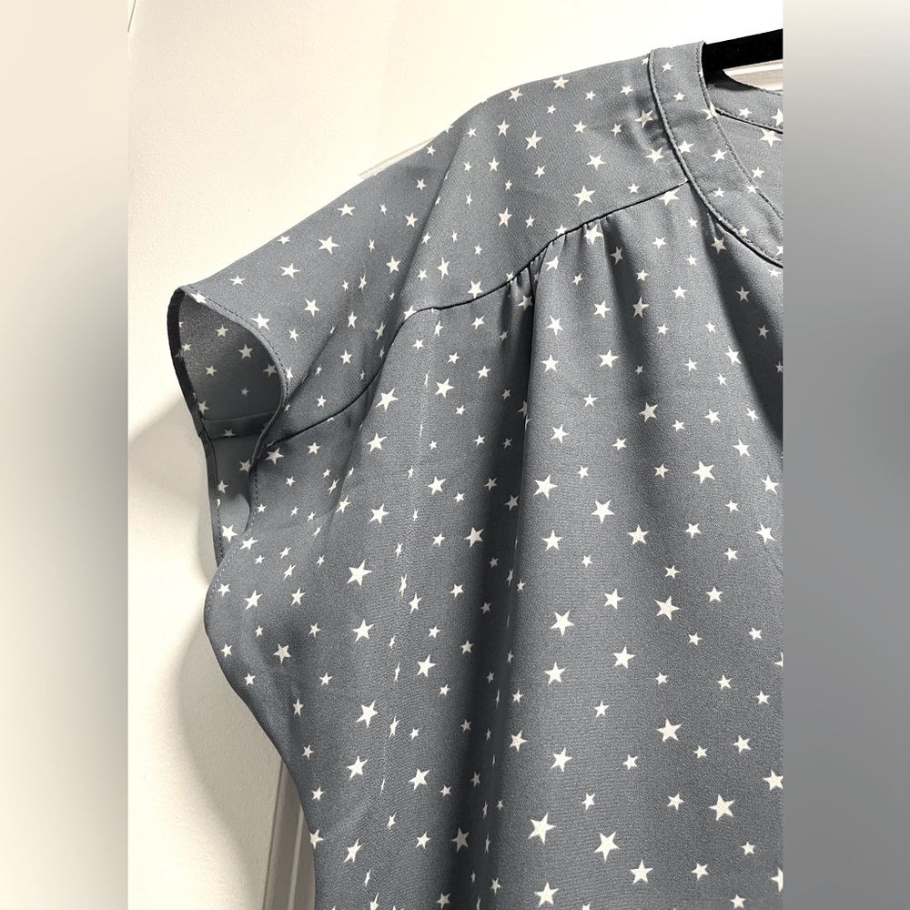 NWT - Banana Republic Factory, blue and white Star Print Top, size M - Picture 5 of 10